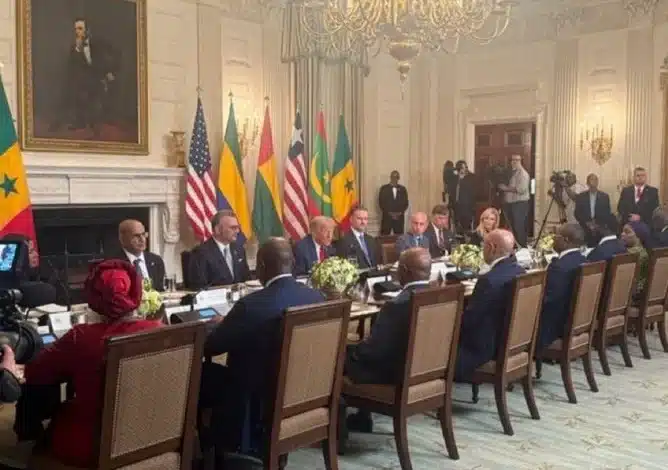 Le président Donald Trump a accueilli cinq dirigeants ouest-africains à la Maison Blanche. Une rencontre stratégique dans un climat de redéfinition des relations USA-Afrique, marqué par la fin de l’aide au développement et une orientation commerciale assumée.