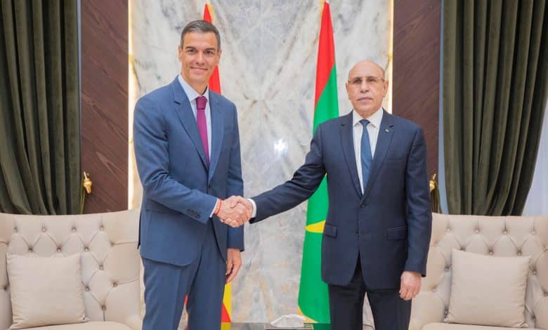 Poignée de main entre le président mauritanien Mohamed Ould Cheikh El Ghazouani et le Premier ministre espagnol Pedro Sánchez à Nouakchott.