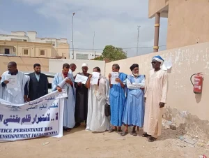 des Inspecteurs de l'enseignement primaire tenant une banderole