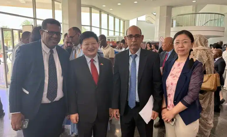 Le Pr Moustapha Ould Abdellah avec l’ambassadeur de Chine Zhang Zongdong au Palais des Congrès de Nouakchott