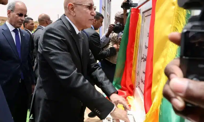 Le Président Mohamed Ould Cheikh El Ghazouani posant la première pierre du nouveau siège du Laboratoire national de contrôle de qualité des médicaments, entouré d’officiels et de journalistes.