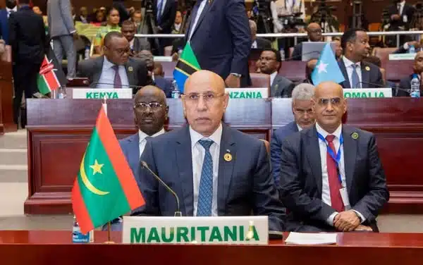 Le Président Mohamed Ould Cheikh El Ghazouani participant à la septième réunion semestrielle de coordination de l'Union Africaine, avec la délégation mauritanienne en arrière-plan.