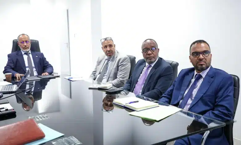 Photo du ministre de la Santé lors d'une réunion officielle sur le secteur pharmaceutique