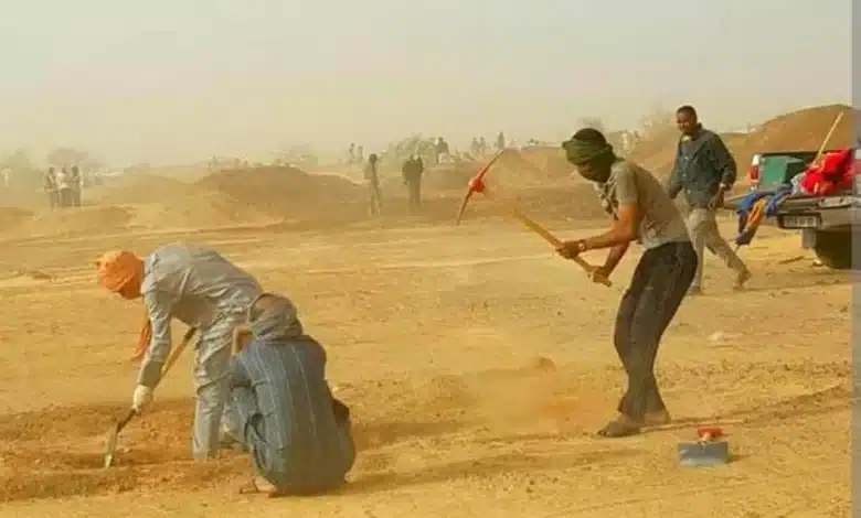 Orpailleurs creusant dans le désert mauritanien à la recherche d’or