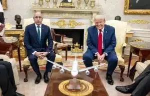 Le président mauritanien Ghazouani en entretien avec Donald Trump dans le bureau ovale, une maquette d’avion posée sur la table entre eux.