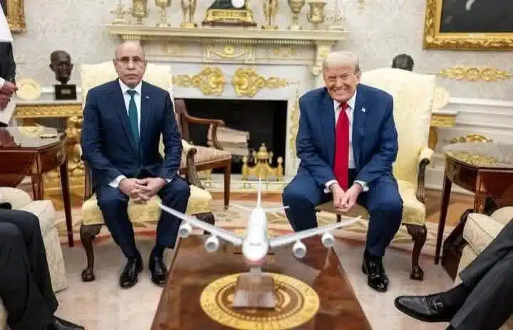 Le président mauritanien Ghazouani en entretien avec Donald Trump dans le bureau ovale, une maquette d’avion posée sur la table entre eux.