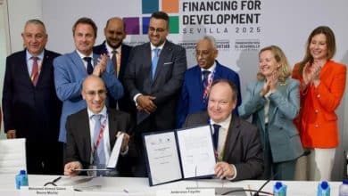 Photo de Global Gateway : BEI Monde et la Banque El Amana signent un prêt pour améliorer l’inclusion financière des femmes et des jeunes dans l’économie bleue en Mauritanie.