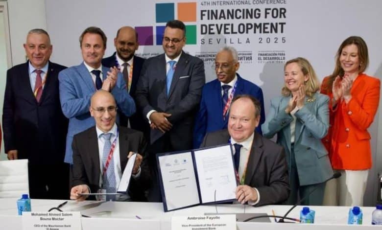 Global Gateway : BEI Monde et la Banque El Amana signent un prêt pour améliorer l’inclusion financière des femmes et des jeunes dans l’économie bleue en Mauritanie.