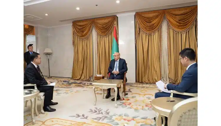 Le président mauritanien Mohamed Ould Ghazouani lors d’un entretien avec des journalistes chinois à Nouakchott
