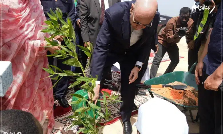 Photo du président Ghazouani plantant un arbre