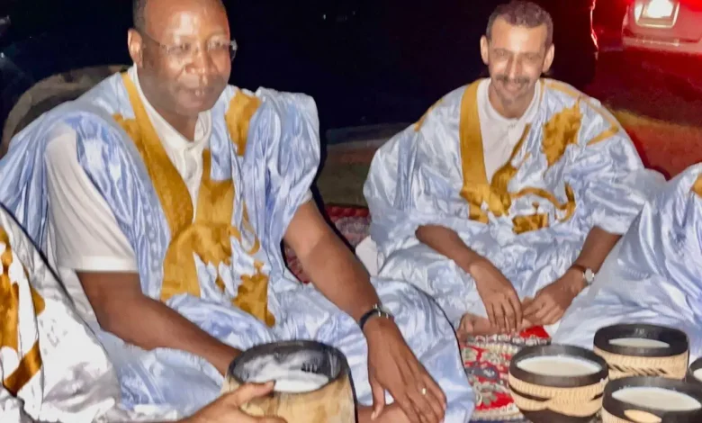 Le président du parti El Insaf, Sid'Ahmed Ould Mohamed, et le porte-parole du gouvernement, Houssein Ould Meddou, partagent du lait caillé à Kiffa dans une ambiance conviviale.