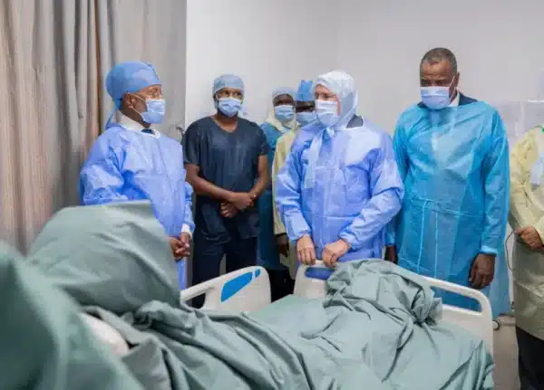 Le président Ghazouani en visite au Centre national de cardiologie de Nouakchott lors d’opérations de transplantation rénale.