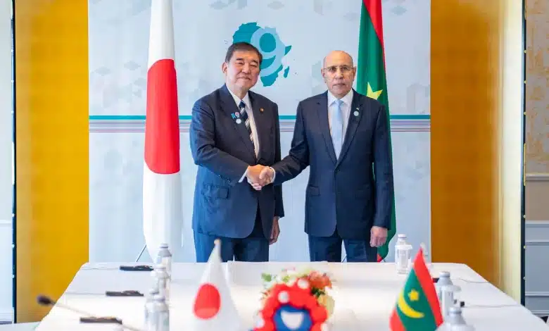 Le Président mauritanien Mohamed Ould Cheikh El Ghazouani serre la main du Premier ministre japonais Shigeru Ishiba en marge de la TICAD 9.