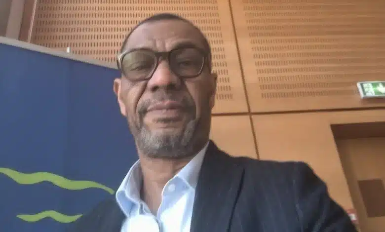 Portrait d’Abdoulaziz Dème, journaliste et analyste politique, spécialiste des questions démocratiques et des droits humains en Mauritanie.