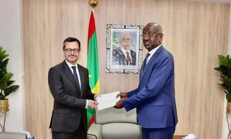 « Le nouvel ambassadeur de France en Mauritanie, Emmanuel Besnier, remet ses lettres de créance au ministre Mohamed Salem Merzoug à Nouakchott. »