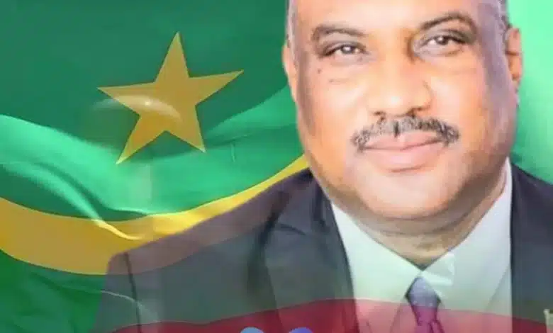 Portrait de Nourédine Sidi Ali François devant le drapeau de la Mauritanie, symbolisant l’unité nationale et l’amour de la patrie.