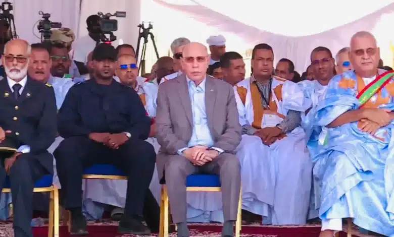 Le président Mohamed Ould Cheikh El Ghazouani entouré de responsables lors de l’inauguration de la station de filtration de Beni Naaji, Keur Macène.