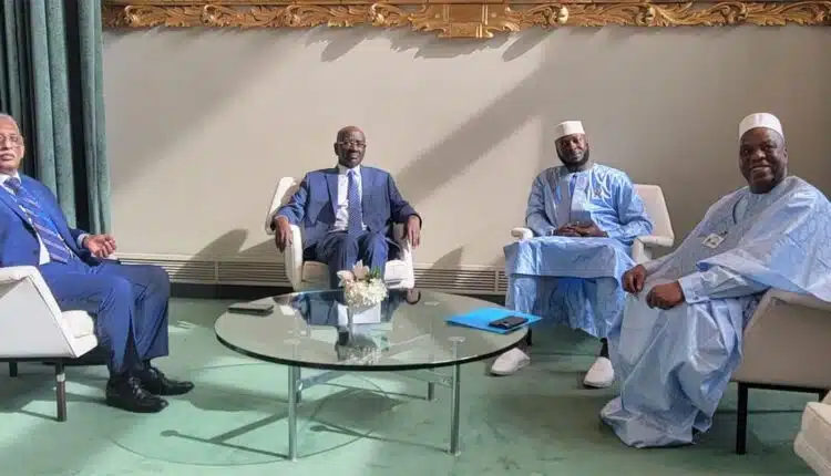 Photo de Le ministre des Affaires étrangères s’entretient avec une délégation ministérielle de la République de Guinée