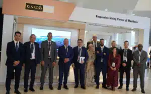 équipe administration Tasiast Mauritanie Ltd S.A debout devant le stand Mauriitanides 2025