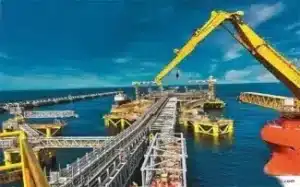 Plateforme pétrolière offshore en Mauritanie, mettant en valeur l'économie des ressources du pays.