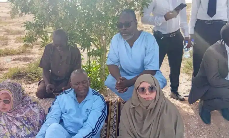 Biram Dah Abeid, assis avec ses partisans lors d’un sit-in à Nouakchott, bloqué par les autorités après son retour d’Europe.