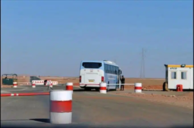 Bus à un poste frontière dans le désert du Sahara. Coopération renforcée.