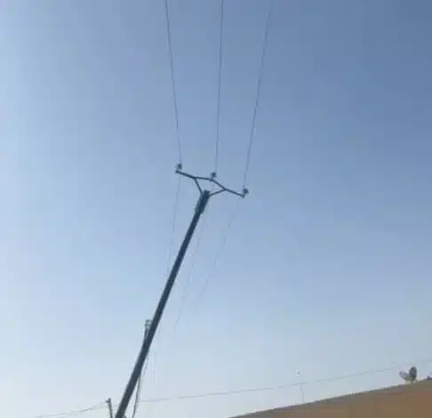 Poteau électrique à haute tension penché dangereusement près d’un mur dans le quartier Wandama à Kaédi.
