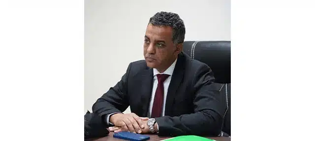Portrait du Dr Mohamed Mahmoud Ely Mahmoud, ministre de la Santé Description : Image du nouveau ministre de la Santé mauritanien, Dr Mohamed Mahmoud Ely Mahmoud, en costume sombre, assis à son bureau.