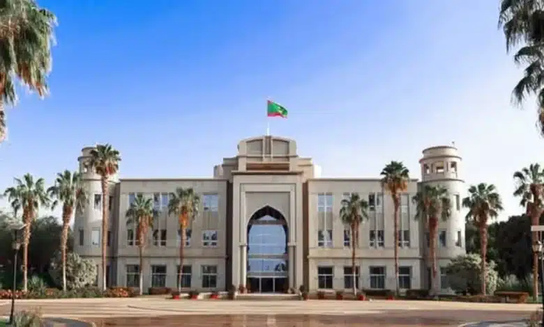 Façade du Palais présidentiel à Nouakchott, Mauritanie, avec le drapeau national en haut – symbole du pouvoir exécutif.