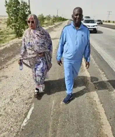 Biram Dah Abeid marche en silence sur le bord d’une route, symbolisant la lutte pour la justice en Mauritanie.