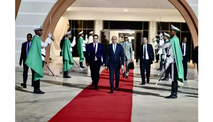 Départ du Président Ghazouani de Nouakchott pour le sommet arabo-islamique de Doha, entouré d’une haie d’honneur militaire.