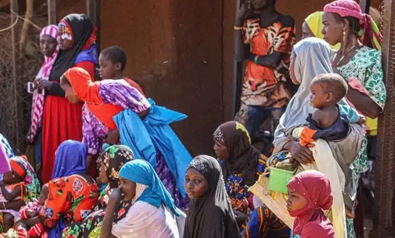 Femmes et enfants attendant des rations alimentaires distribuées par le Programme alimentaire mondial (PAM) dans la région de Tahoua au Niger.