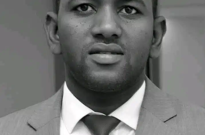 Portrait de Haroun Ould Ideghbi, conseiller du Premier ministre mauritanien, vêtu d’un costume formel.