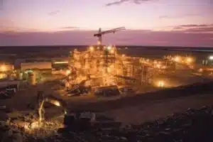 Vue nocturne d'une opération minière à grande échelle en Mauritanie.