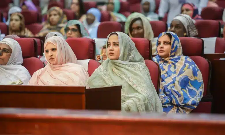 Femmes mauritaniennes vêtues de melhfa assistent à une conférence dans un auditorium à Nouakchott