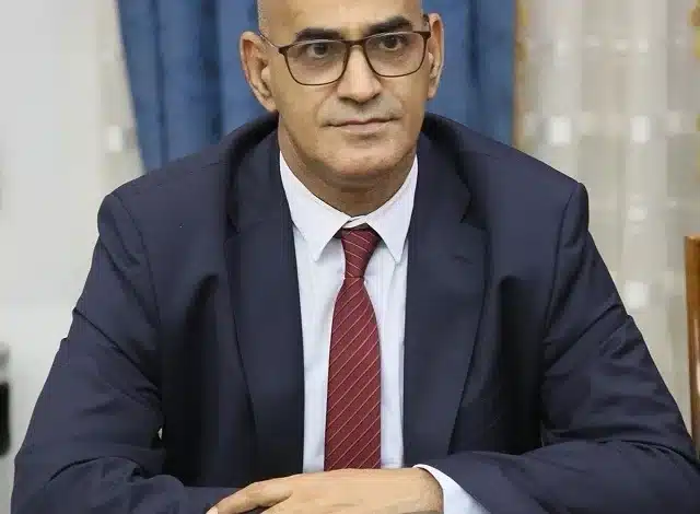 Nani Ould Chrougha assis à son bureau lors d’une réunion officielle