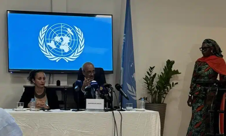 Conférence de presse à Nouakchott du Rapporteur spécial de l’ONU sur les droits des migrants, devant le drapeau et l’écran officiel des Nations Unies.