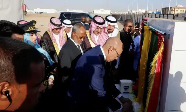 Le Président Mohamed Ould Ghazouani pose la première pierre de l’Hôpital Universitaire Roi Salman à Dar Naim, entouré de dignitaires mauritaniens et saoudiens.