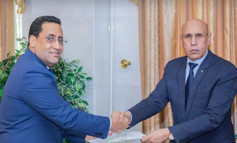 Le président Mohamed Ould Cheikh Ghazouani serre la main du nouveau Premier ministre Mokhtar Ould Diay à Nouakchott.