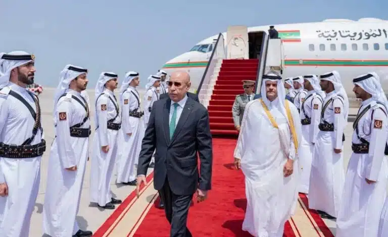 Le président mauritanien Mohamed Ould Cheikh El Ghazouani accueilli à Doha pour le sommet arabo-islamique d’urgence.