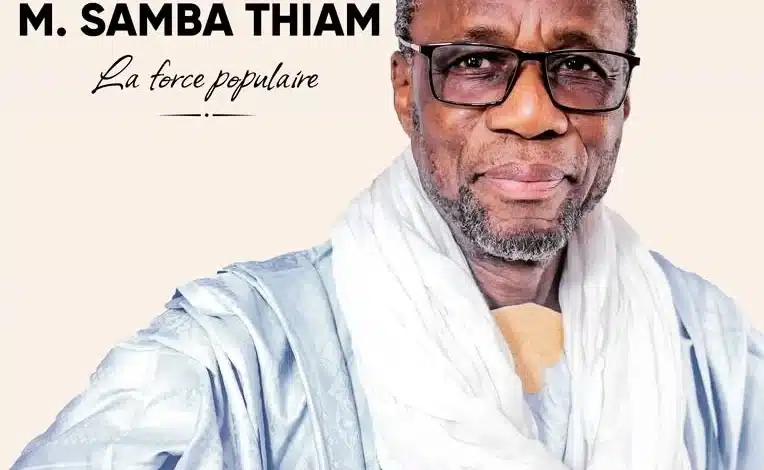 Portrait officiel de M. Samba Thiam, président des Forces Progressistes pour le Changement (FPC), vêtu d’un boubou traditionnel bleu clair et d’un turban blanc.