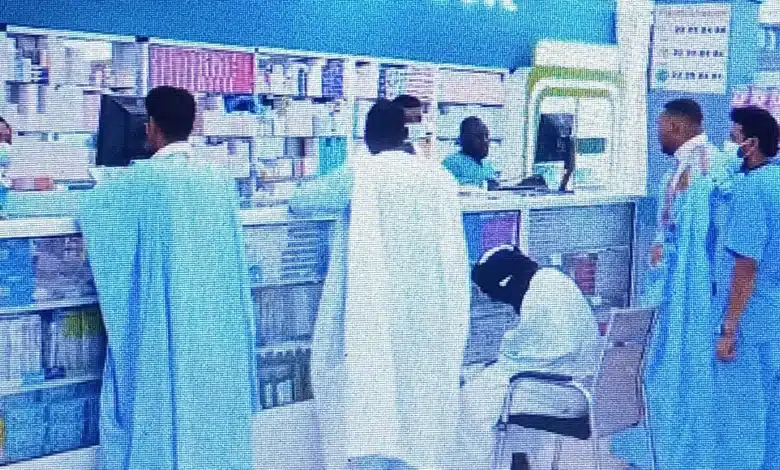 Photo d’attente dans une pharmacie de Nouakchott au coucher du soleil