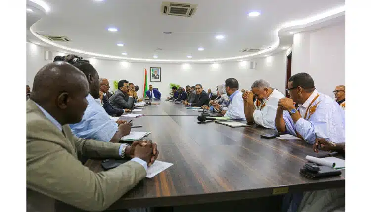 Le Premier ministre El Moctar Ould Djay préside une réunion sur la deuxième phase du programme d’urgence de développement de Nouakchott.