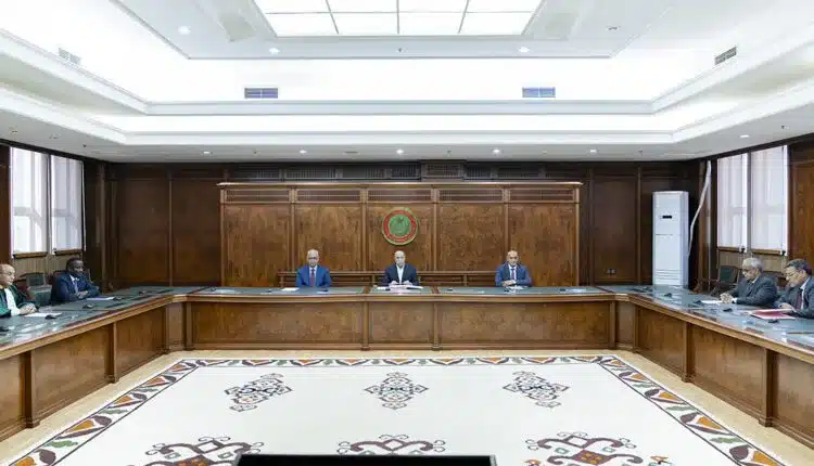Le Président mauritanien Mohamed Ould Cheikh El Ghazouani supervise la prestation de serment de M. Jemal Mohamed El Yedali, Président de l’Autorité Nationale de Lutte contre la Corruption, au Palais présidentiel à Nouakchott.