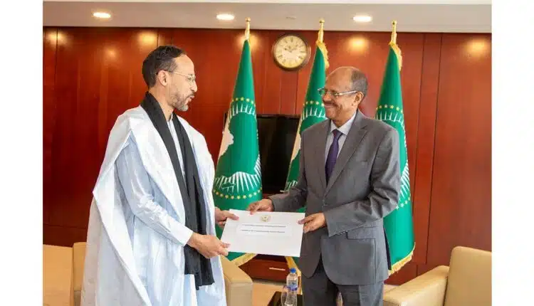Son Excellence M. El Houssein Ould El Naji remet ses lettres de créance à M. Mahmoud Ali Youssouf, président de la Commission de l’Union africaine, à Addis-Abeba.