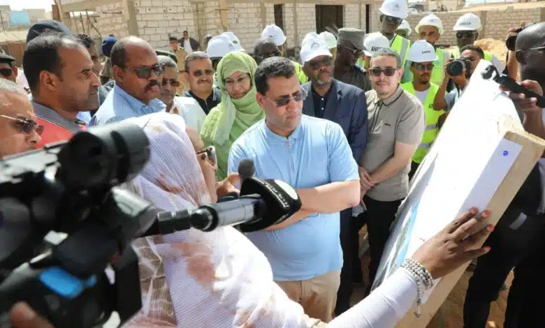 Mokhtar Ould Djay inspecte les travaux du Programme d’Urgence à Nouakchott aux côtés des équipes techniques.
