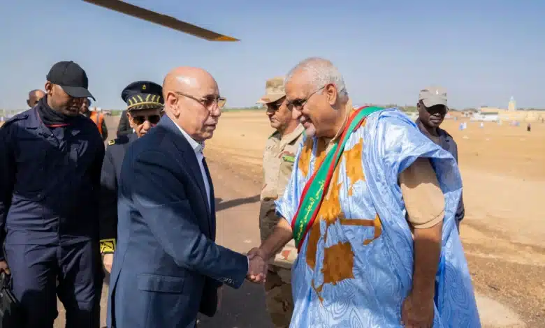 Le Président Mohamed Ould Cheikh El Ghazouani serrant la main du wali du Trarza à Rosso lors du lancement de la campagne nationale maraîchère 2025-2026 et de la pose de la première pierre du canal de Socam.