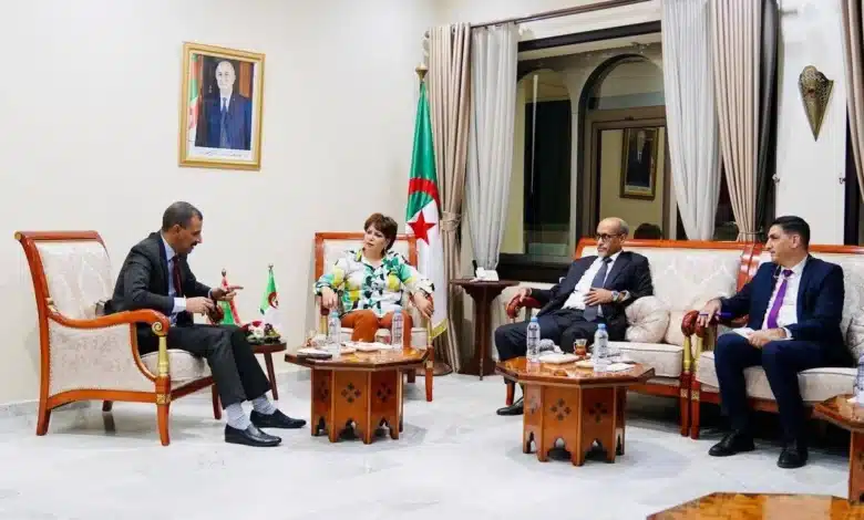 Le ministre de la Culture discute à Alger du renforcement de la coopération culturelle entre la Mauritanie et l’Algérie 1 Rencontre entre le ministre mauritanien de la Culture, M. El Hussein Ould Meddou, et la ministre algérienne de la Culture et des Arts, Mme Malika Bendouda, à Alger – octobre 2025.