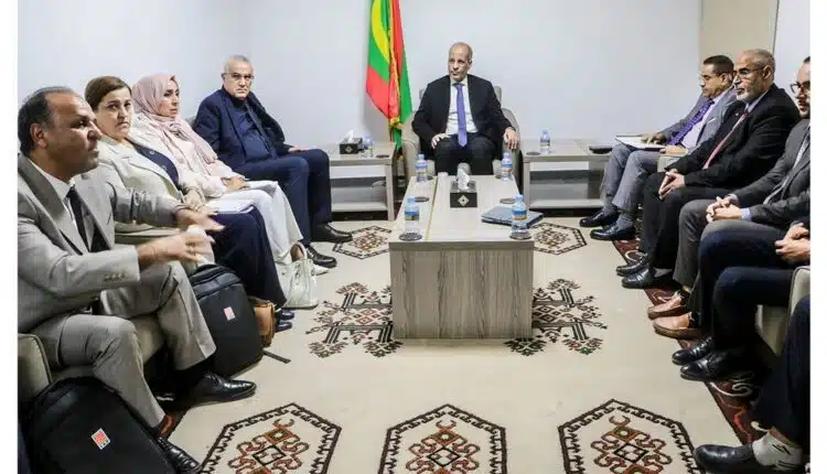 Le ministre mauritanien de la Formation professionnelle, M. Mohamed Maalainine Ould Eyih, en réunion avec une délégation algérienne à Nouakchott.
