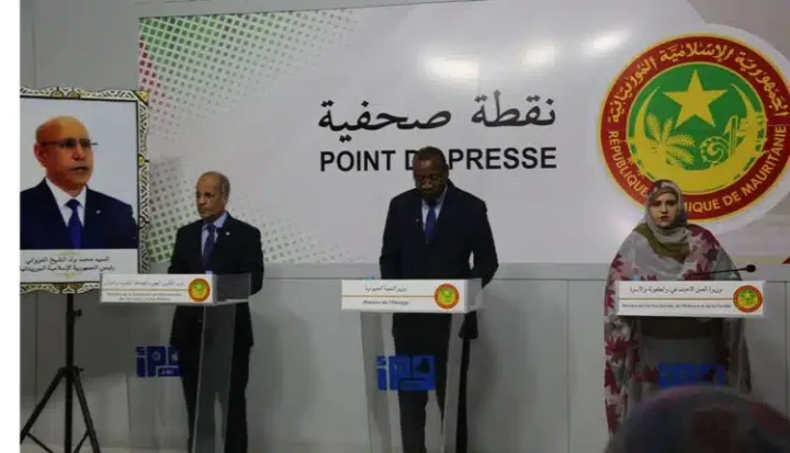 Les ministres mauritaniens commentent les résultats du Conseil des ministres lors d’un point de presse à Nouakchott, le 15 octobre 2025.